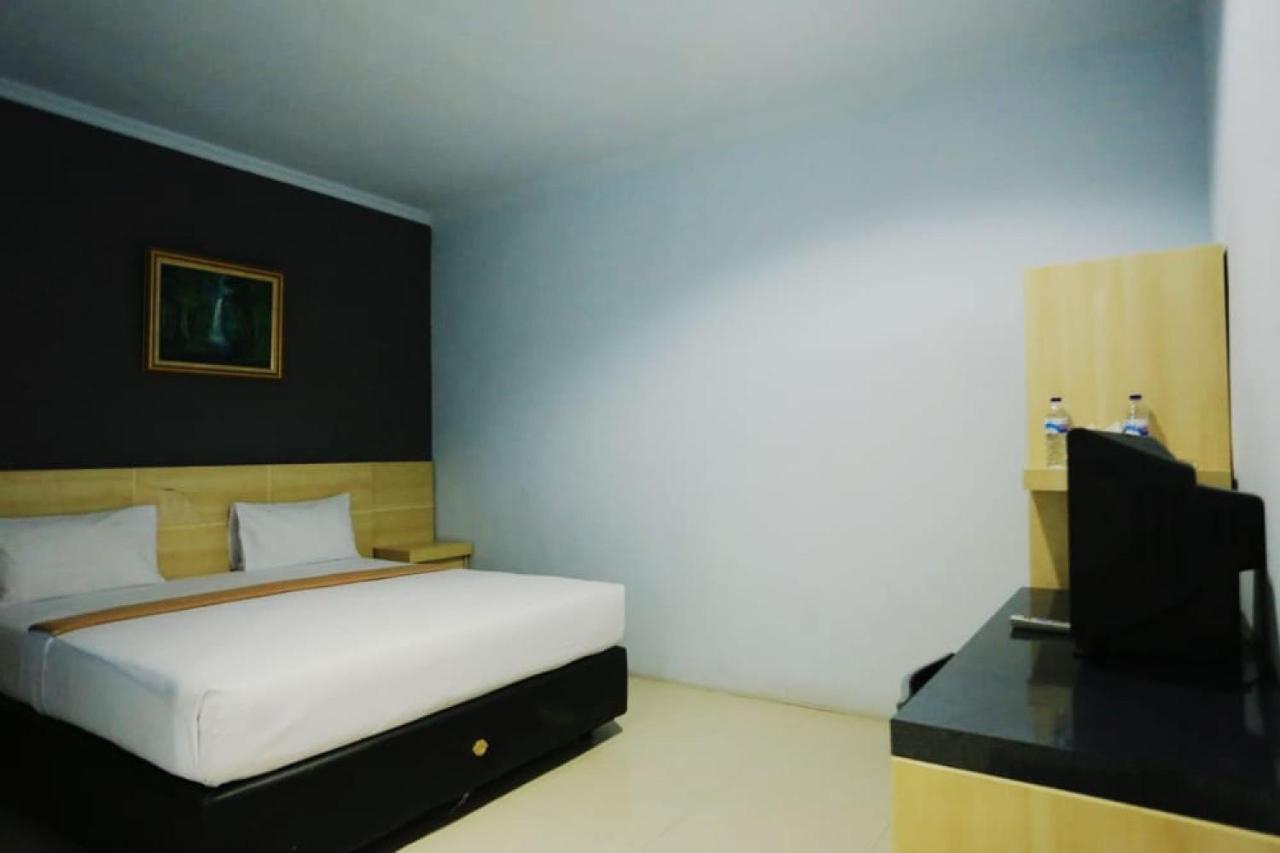 Urbanview Hotel Mulia Indah Palopo Экстерьер фото