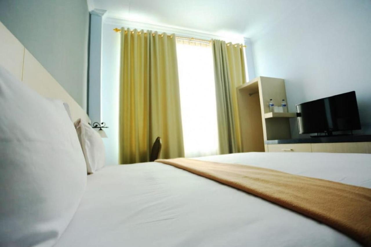 Urbanview Hotel Mulia Indah Palopo Экстерьер фото