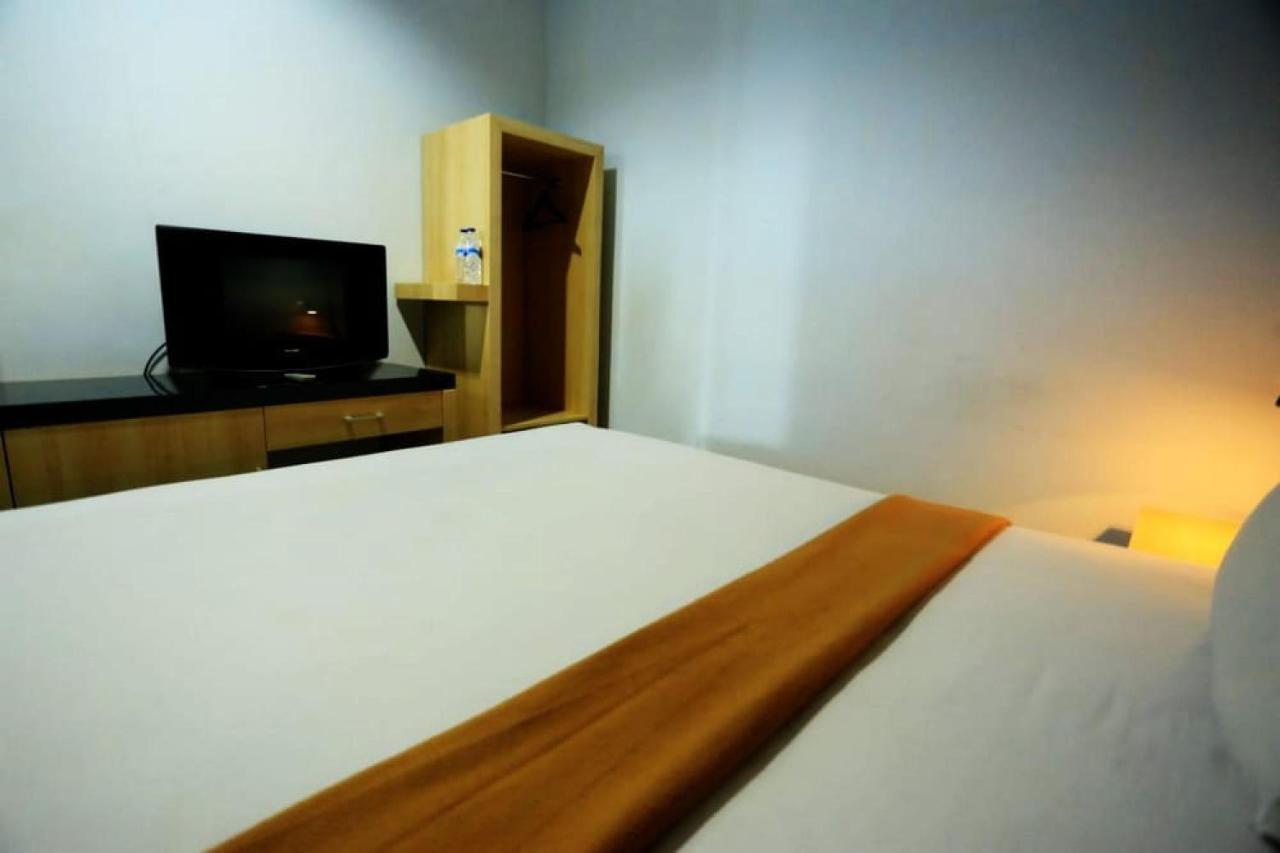 Urbanview Hotel Mulia Indah Palopo Экстерьер фото