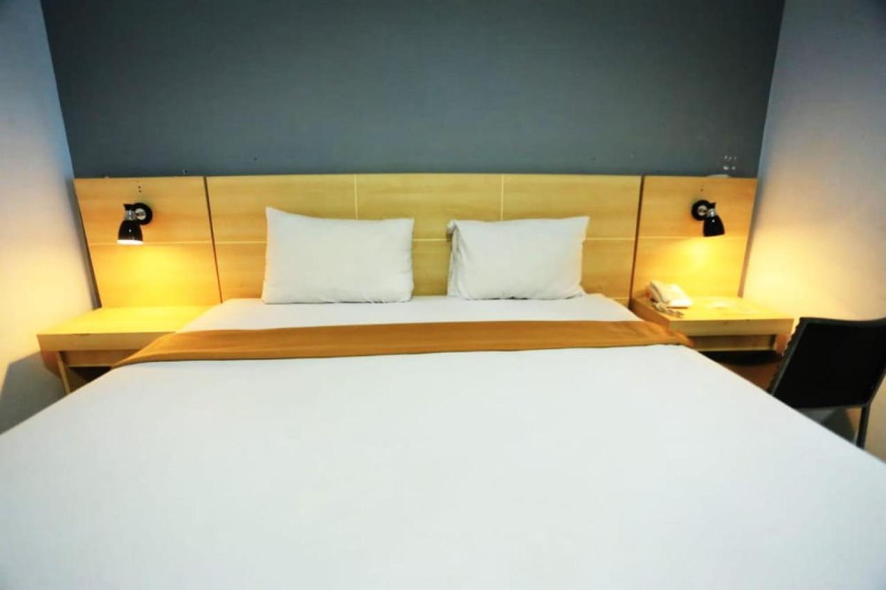 Urbanview Hotel Mulia Indah Palopo Экстерьер фото