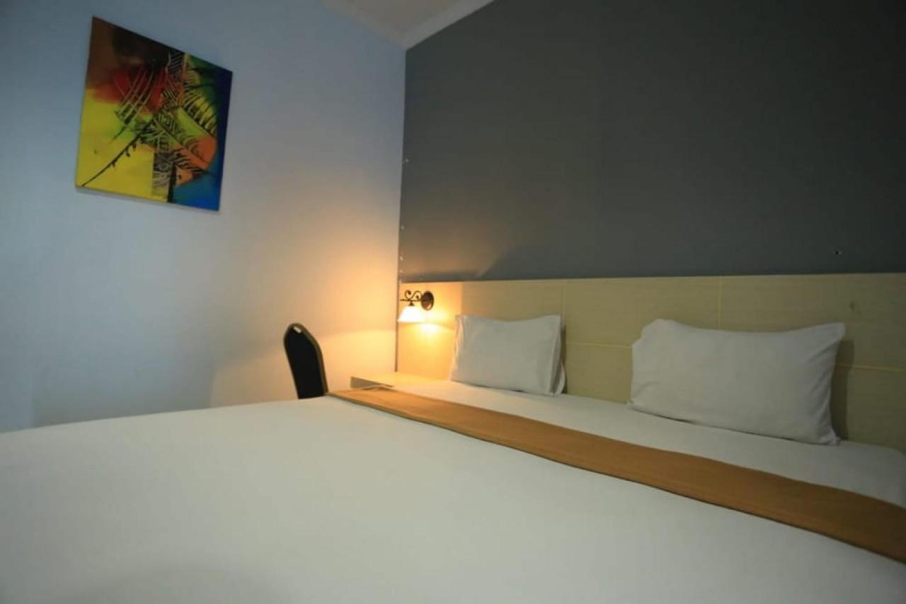 Urbanview Hotel Mulia Indah Palopo Экстерьер фото