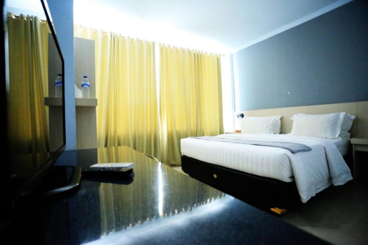 Urbanview Hotel Mulia Indah Palopo Экстерьер фото