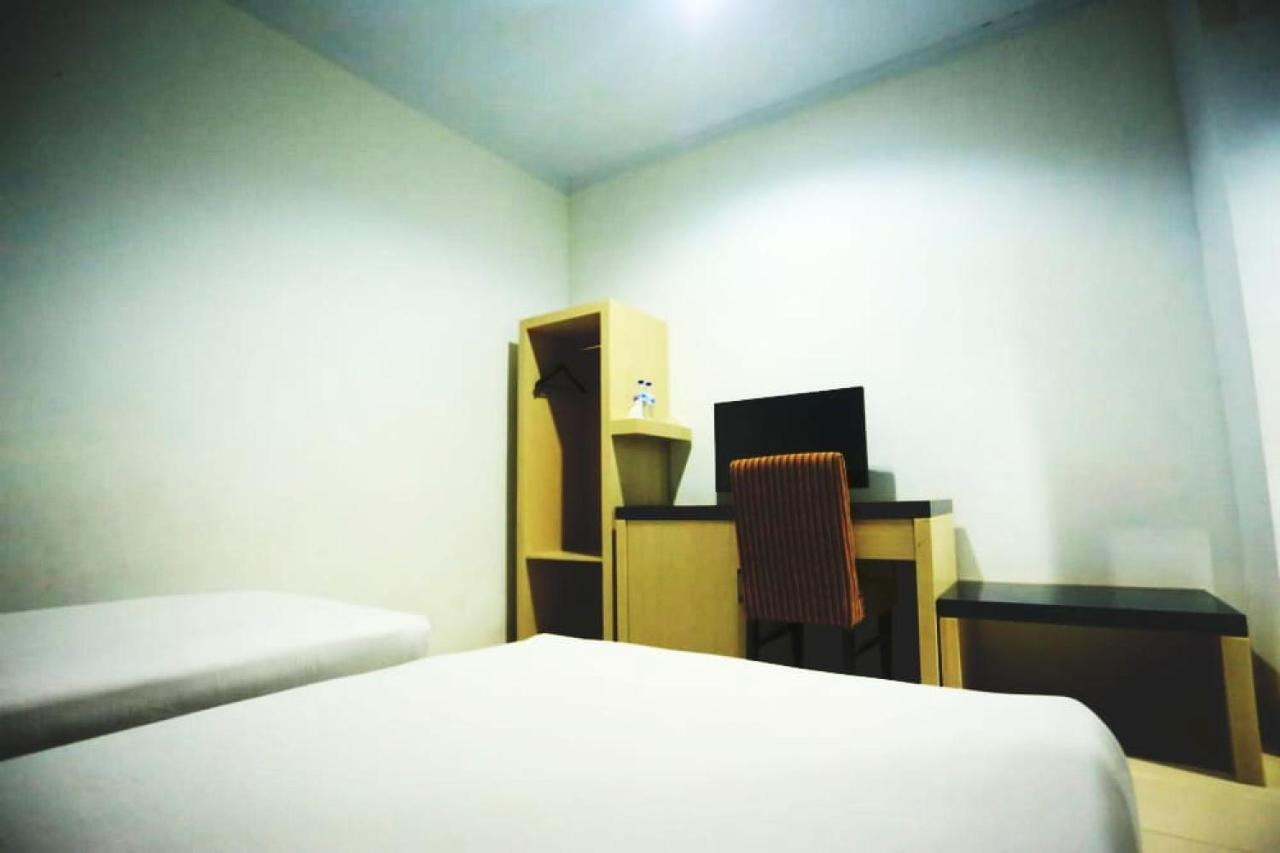 Urbanview Hotel Mulia Indah Palopo Экстерьер фото