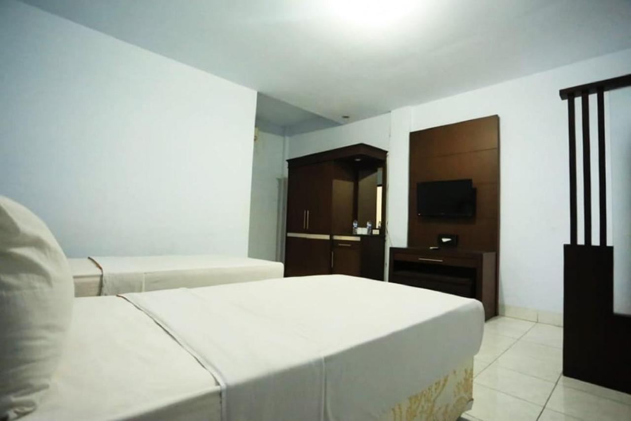 Urbanview Hotel Mulia Indah Palopo Экстерьер фото