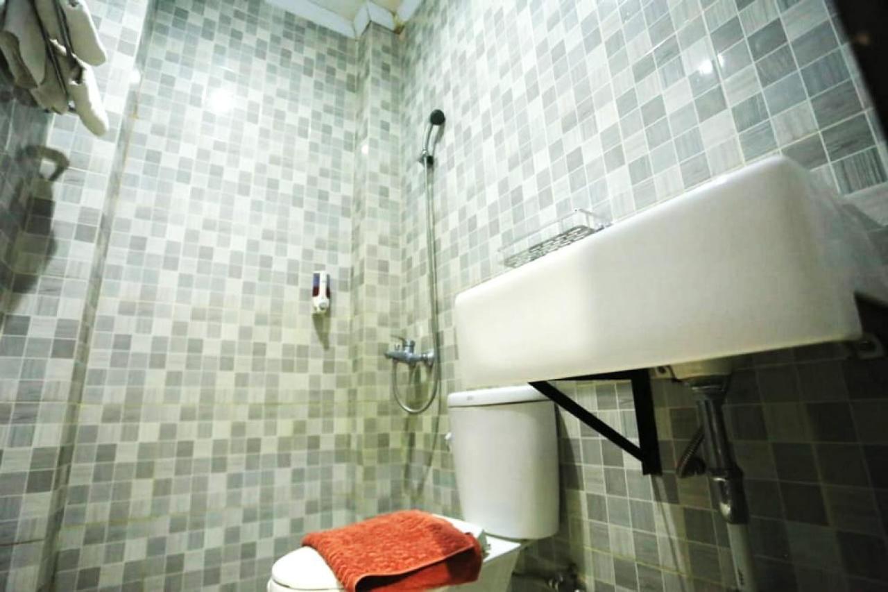 Urbanview Hotel Mulia Indah Palopo Экстерьер фото