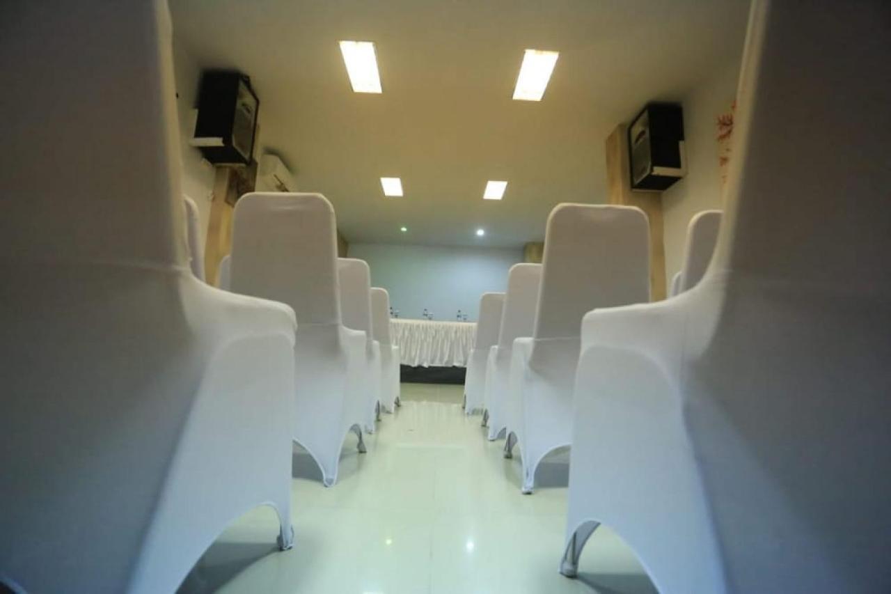 Urbanview Hotel Mulia Indah Palopo Экстерьер фото