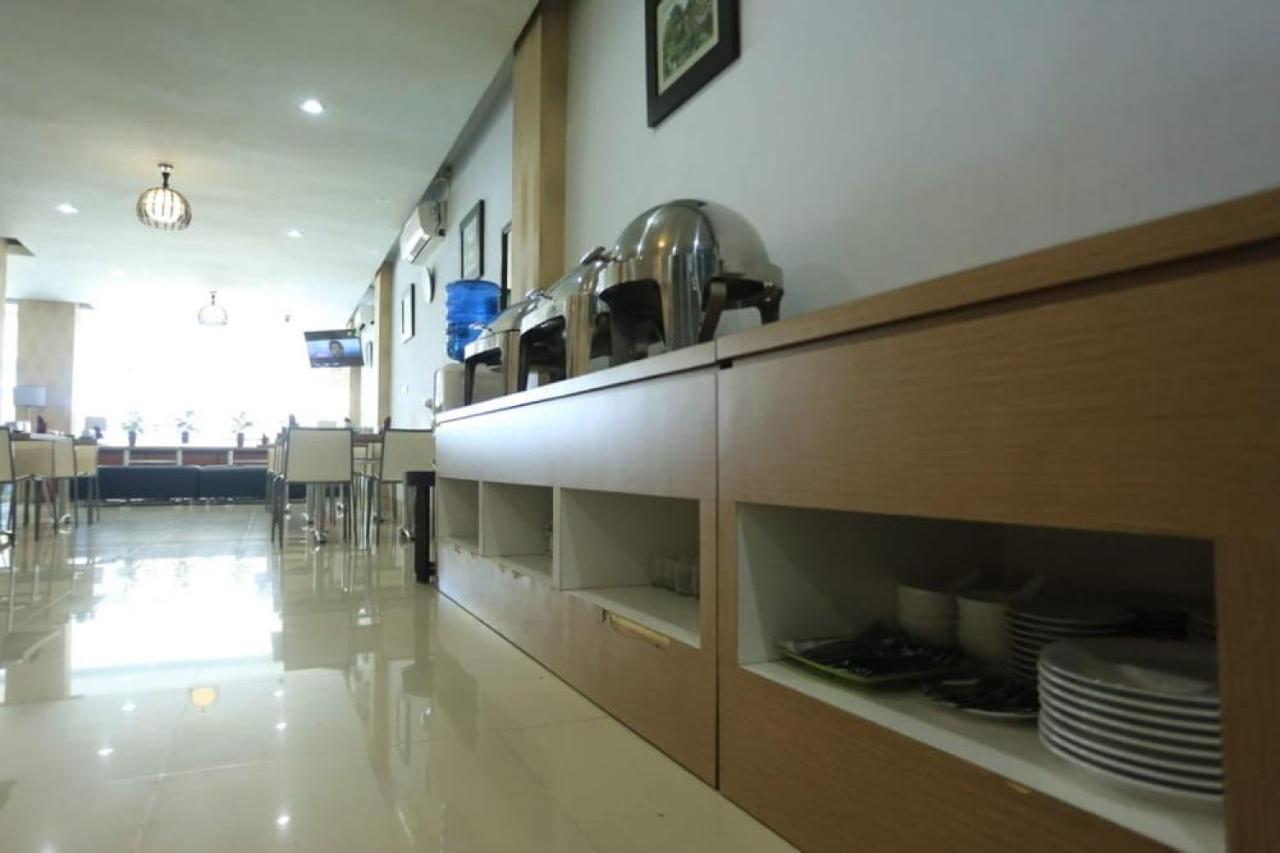 Urbanview Hotel Mulia Indah Palopo Экстерьер фото