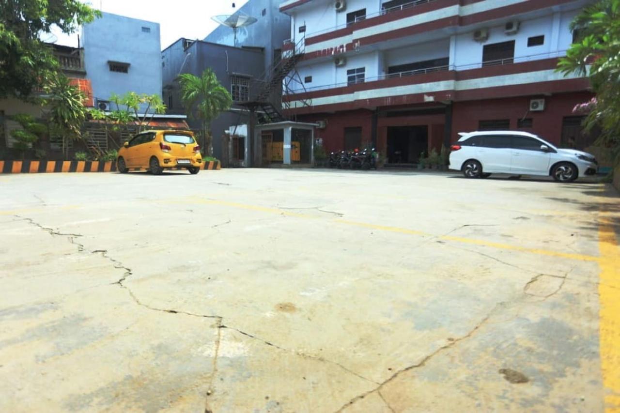 Urbanview Hotel Mulia Indah Palopo Экстерьер фото