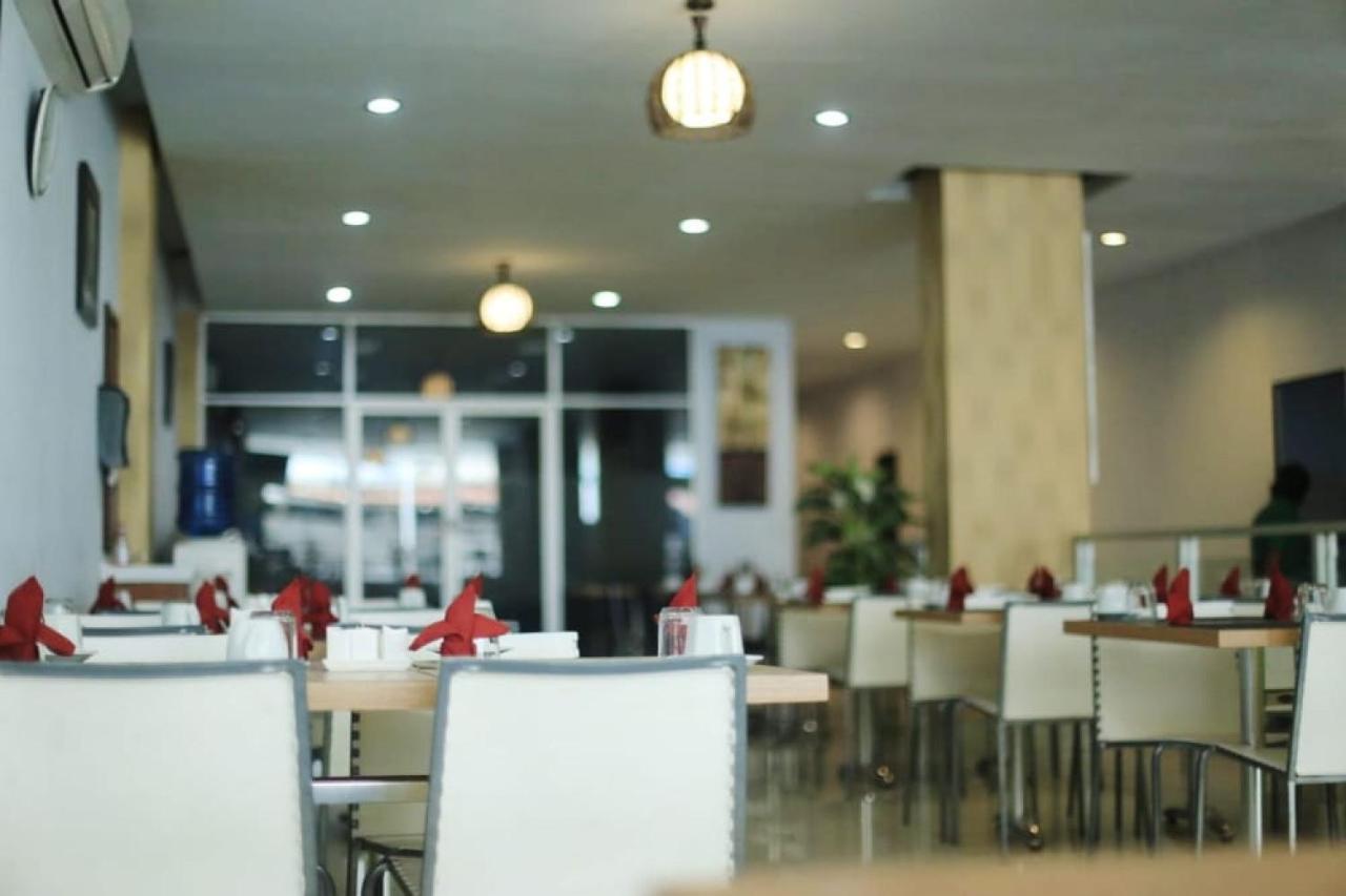 Urbanview Hotel Mulia Indah Palopo Экстерьер фото
