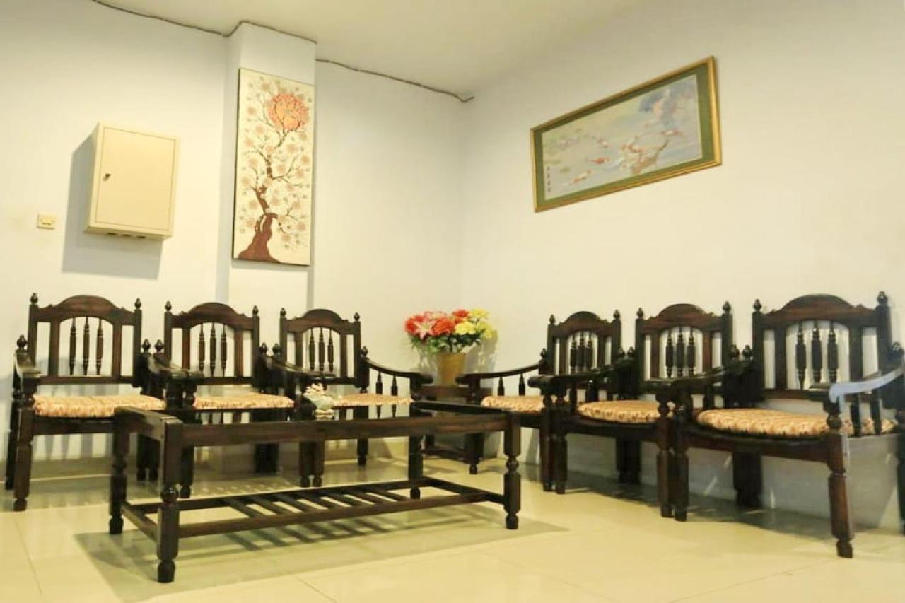 Urbanview Hotel Mulia Indah Palopo Экстерьер фото